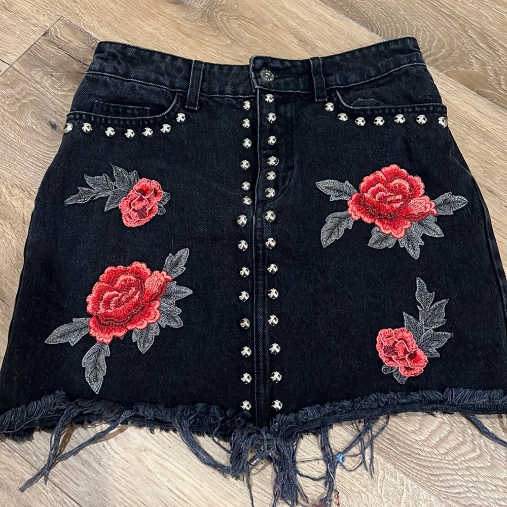 ❤️ LF Carmar Womens size 27 embroidered denim skirt EUC MSRP:$244 - Picture 3 of 9